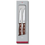 Package of 2 steakknives of classic design with wooden handles.