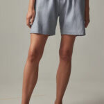 Light-blue linnen shorts.