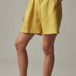 Light-yellow linnen shorts.