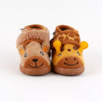 Kids' slippers with giraffe and bear motive.